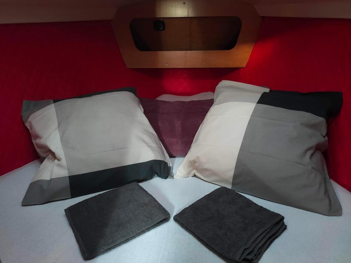 Nuit Sur Un Voilier Hotell Nonsard-Lamarche Exteriör bild