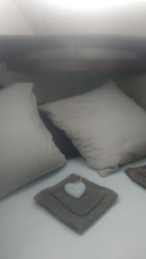 Nuit Sur Un Voilier Hotell Nonsard-Lamarche Exteriör bild
